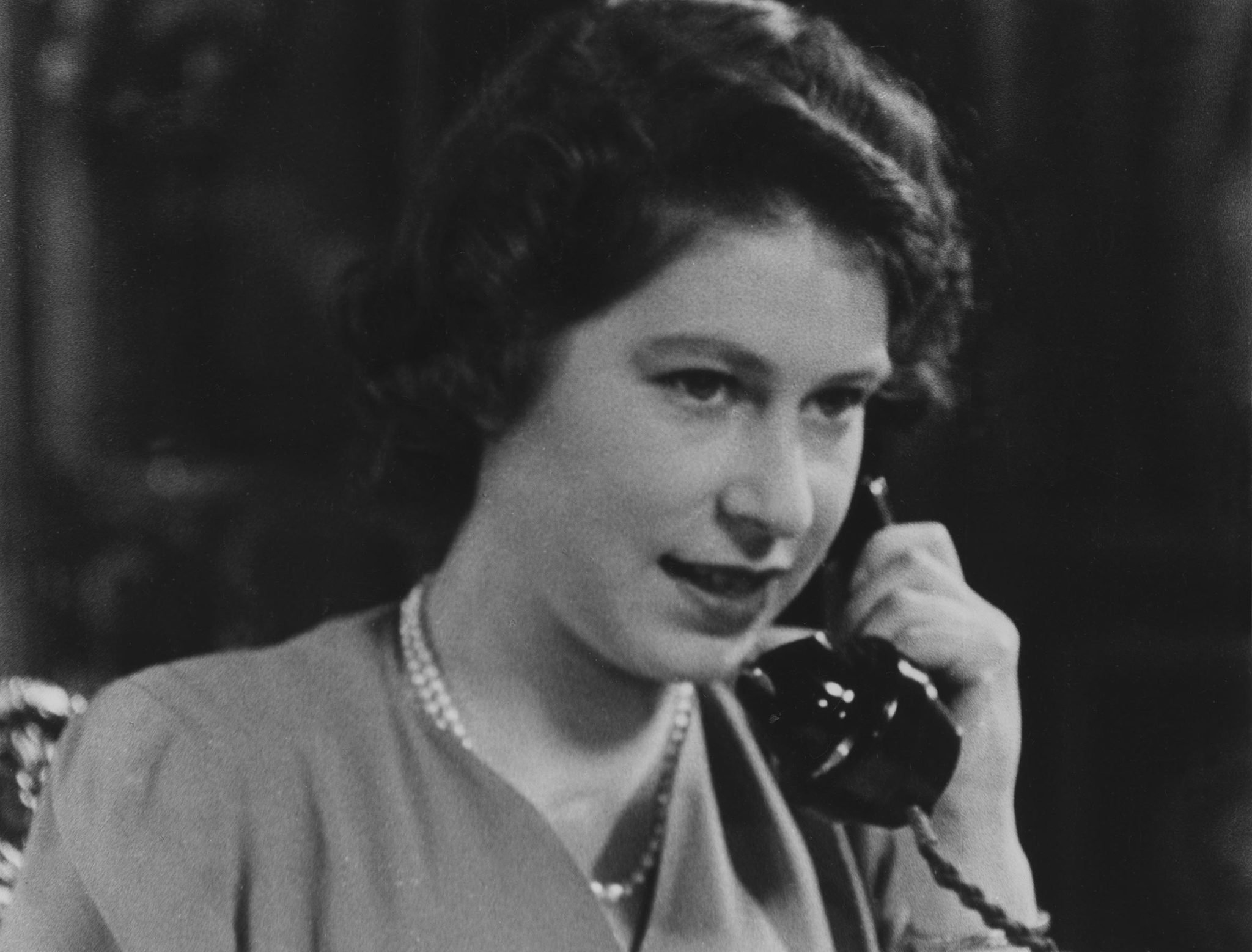 La reine Elizabeth répond au téléphone lors de son 18e anniversaire
