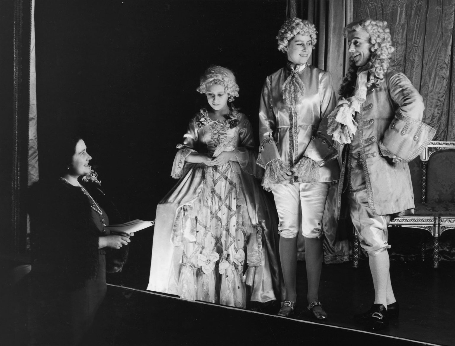 Reine Elizabeth Et Princesse Margaret En Comediennes