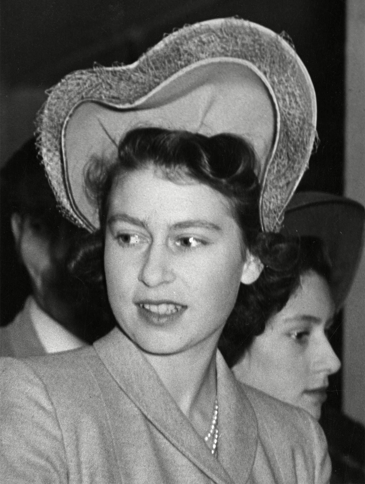 La reine Elizabeth porte un fabuleux chapeau
