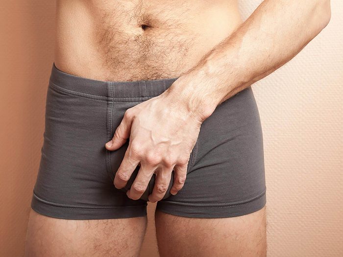 Pour les hommes, veines gonflées autour du testicule droit peut être un signe de cancer du rein.