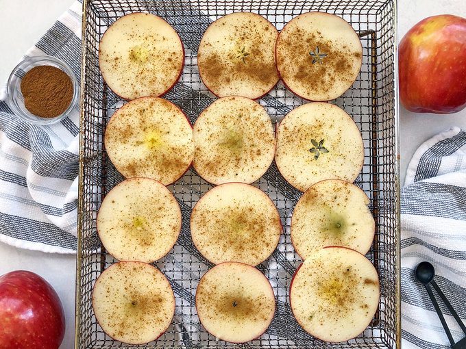 Disposer les tranches de pomme pour faire des croustilles à la friteuse à air chaud.