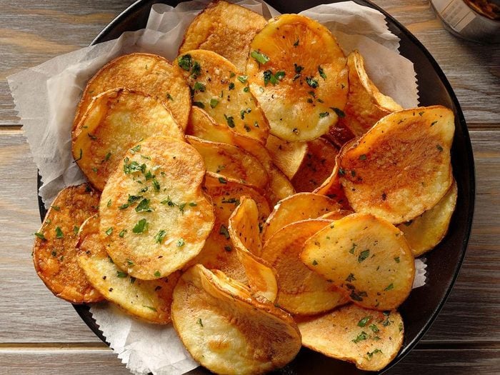 Recette de croustilles de pommes de terre à la friteuse à air chaud.