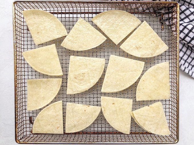 Placer les tortillas dans la friteuse à air chaud.