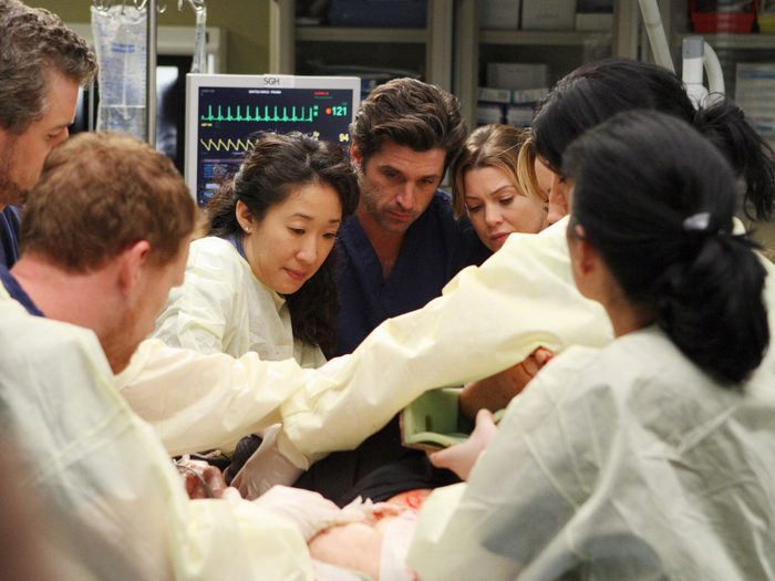 Plusieurs chirurgiens de la série Grey's Anatomy sont en opération
