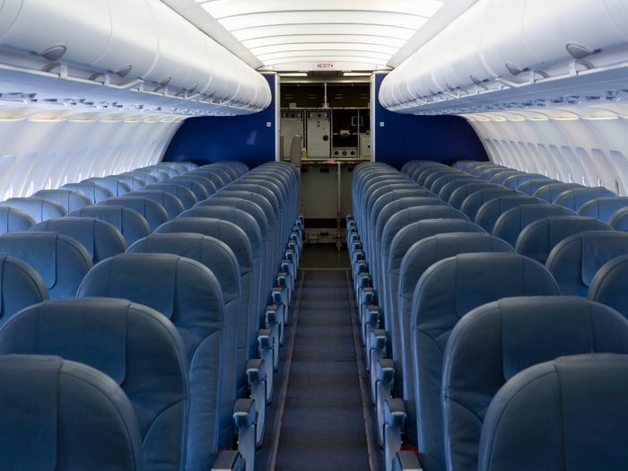 Pourquoi les cabines dans les avions sont bleues?