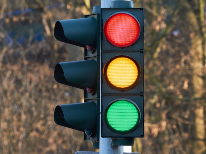 Pourquoi les feux de circulations sont verts, jaunes et rouges?