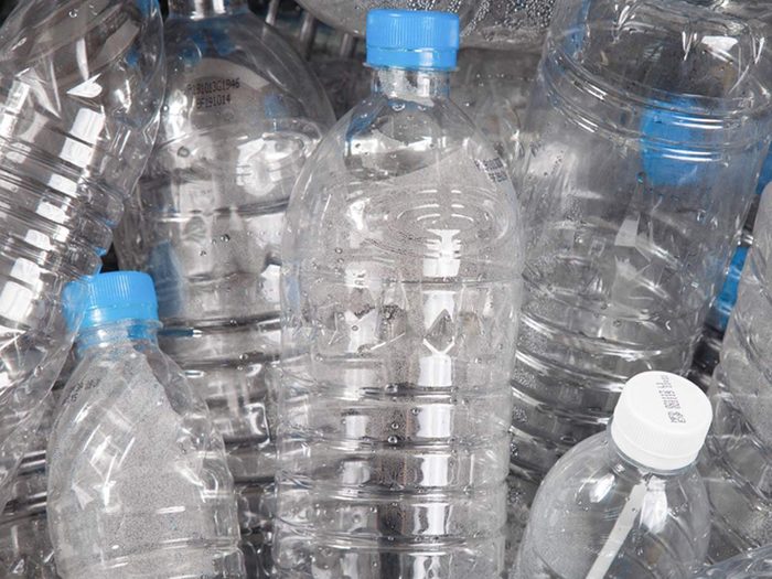 Les bouteilles en plastique peuvent aider à déboucher une toilette