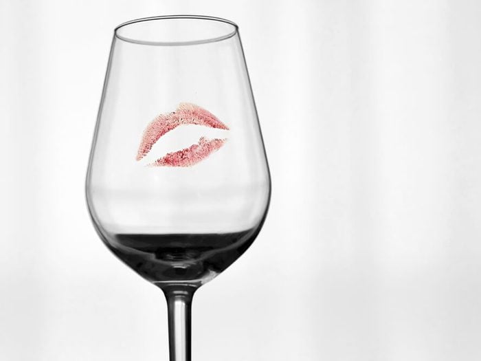 Verre de vin avec rouge à lèvre: échange de salive.