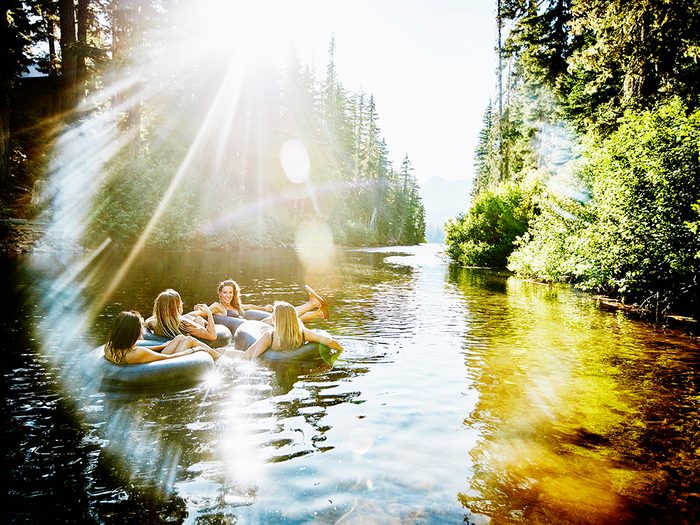 Baignade dans un lac entre amis, sous les rayons du soleil.