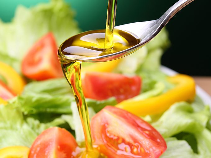 L'huile d'olive dans une salade santé.