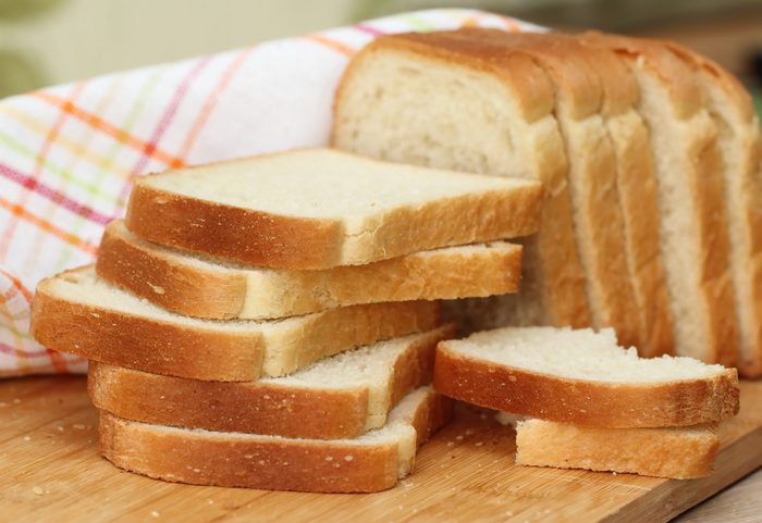 Les tranches de pain vont généralement mieux griller dans le grille-pain