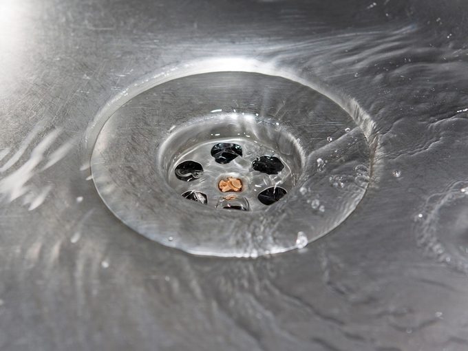 Voici une des étapes pour déboucher le lavabo: l'eau bouillante.