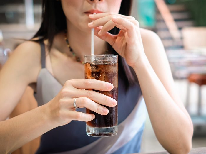 Adolescente qui boit du cola