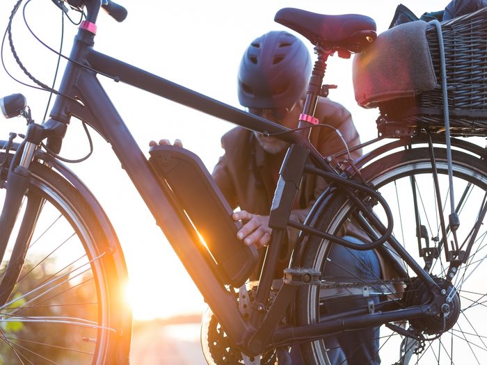 comment-choisir-velo-electrique-bicyclette-batterie-amovible-homme-cycliste