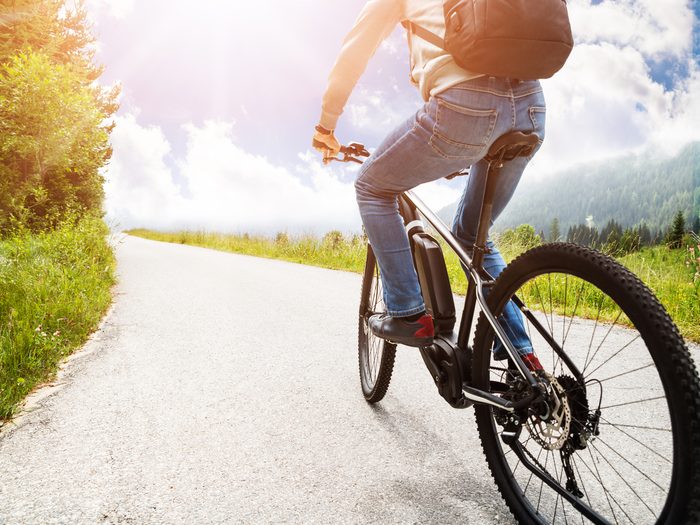 comment-choisir-velo-electrique-bicyclette-cycliste-route
