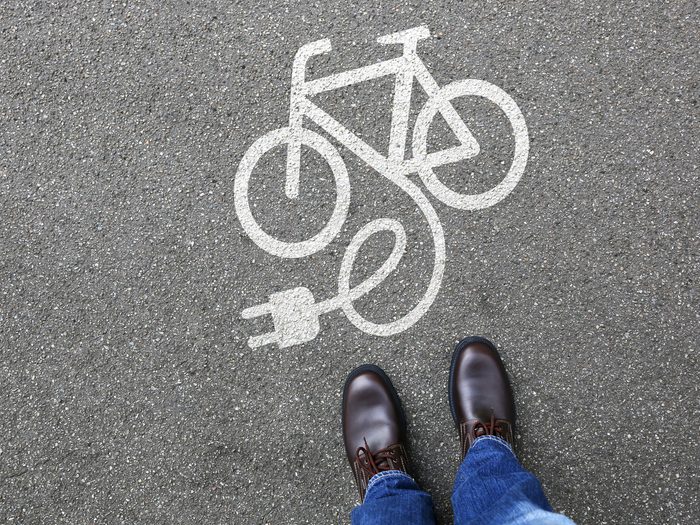 comment-choisir-velo-electrique-bicyclette-prise-electrique-piste-cyclable