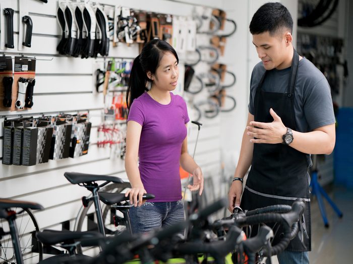 comment-choisir-velo-electrique-bicyclette-vendeur-service-conseil