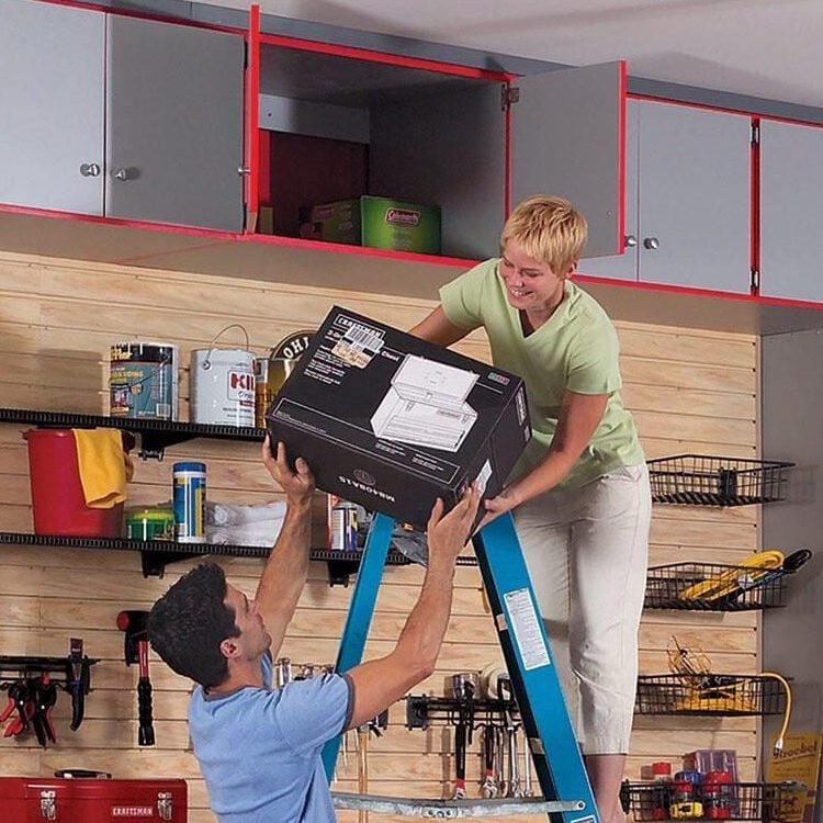 Ajouter des étagères et des armoires en hauteur dans votre garage
