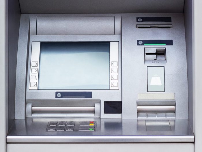 Voici le guichet automatique d'une banque