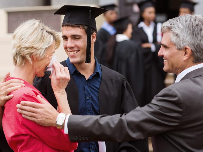 Voici un moment tendre avec un finissant et ses parents lors d'une graduation