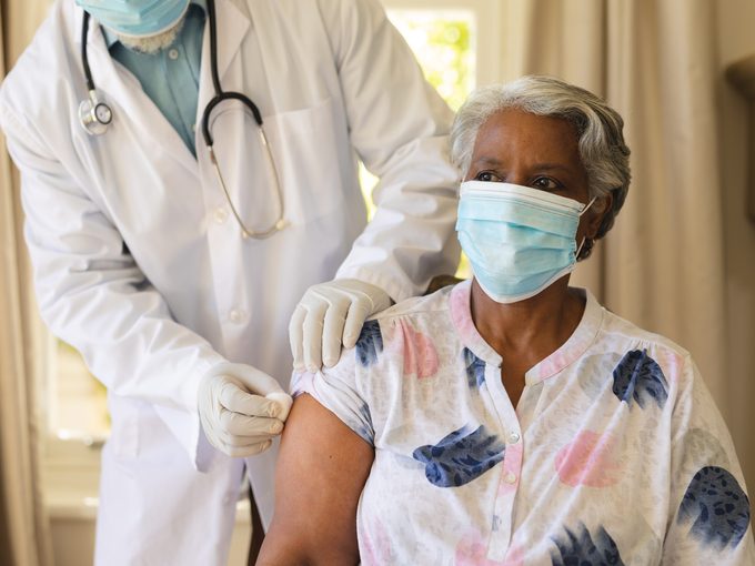Une dame reçoit un vaccin contre la grippe.