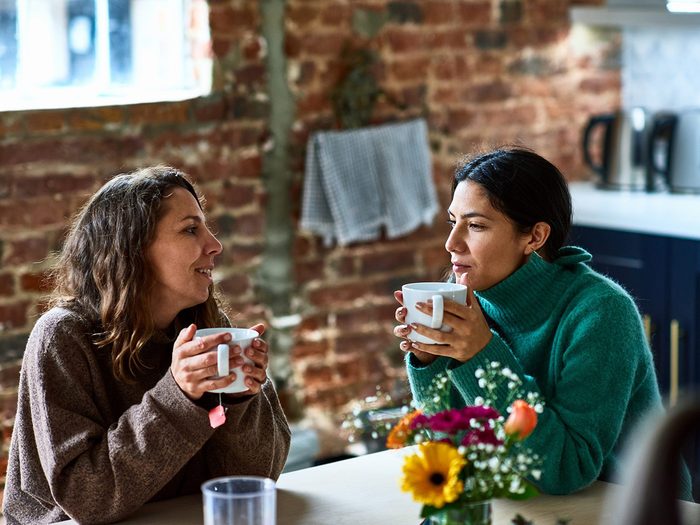 Deux femmes discutent ensemble dans un café