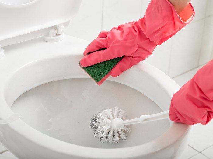Nettoyer la salle de bain peut prévenir la moisissure