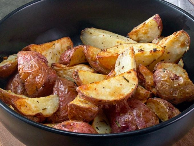 Friteuse  air chaud: des pommes de terre  la friteuse.