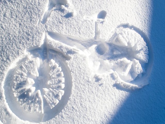 Une empreinte de vlo dans la neige.
