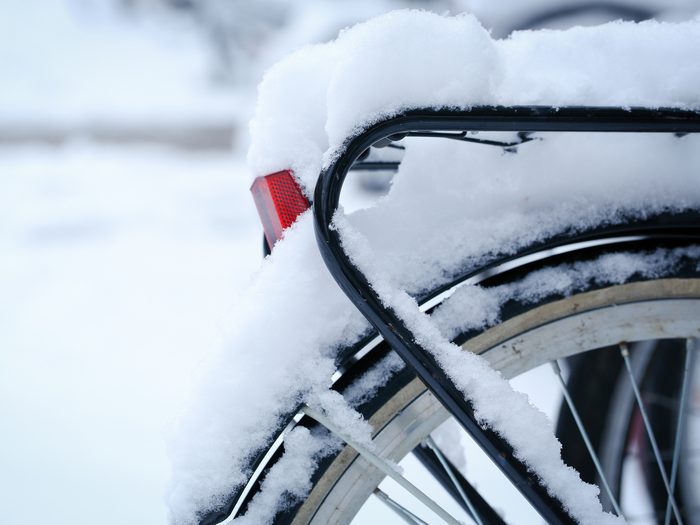 Une lumière de vélo d'hiver sous la neige.