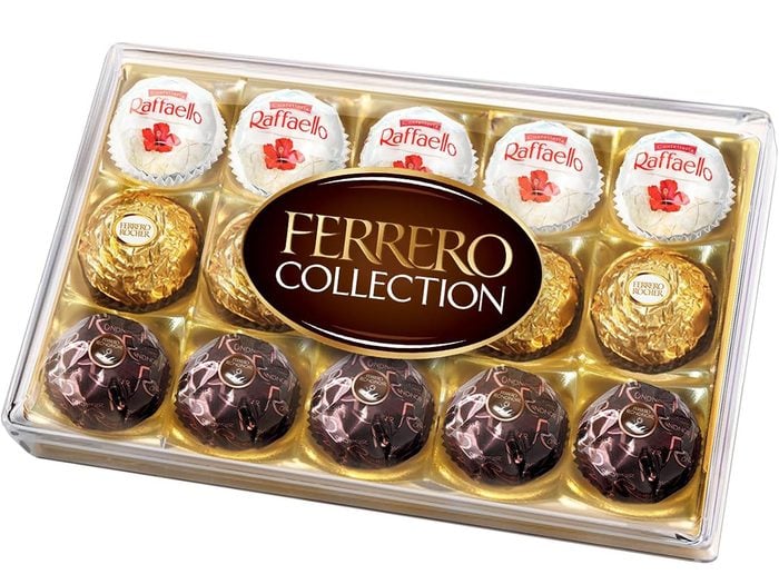Bas de Noël: une collection de chocolats Ferrero Rocher.