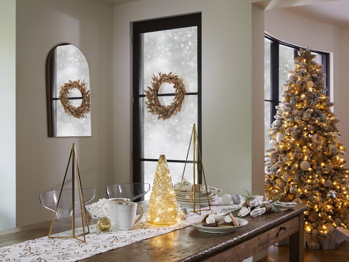 Ce sapin conique doré est élégant et magnifique pour les décorations de Noël