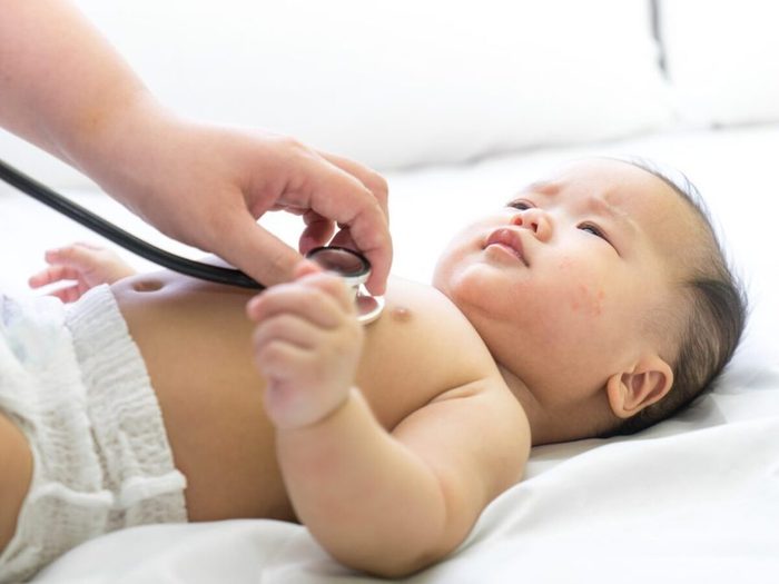 Un Bebe Se Fait Osculter Stethoscope