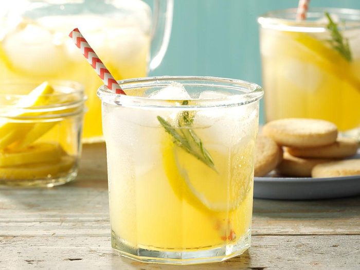Cocktails sans alcool: Limonade au romarin