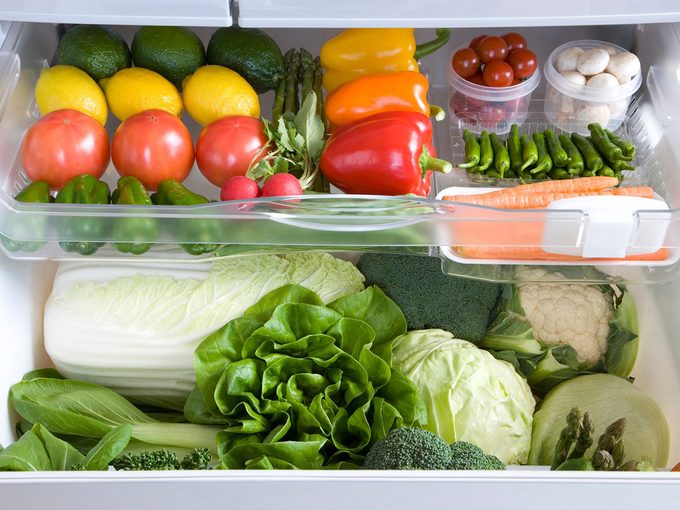 Fruits et légumes dans le réfrigérateur