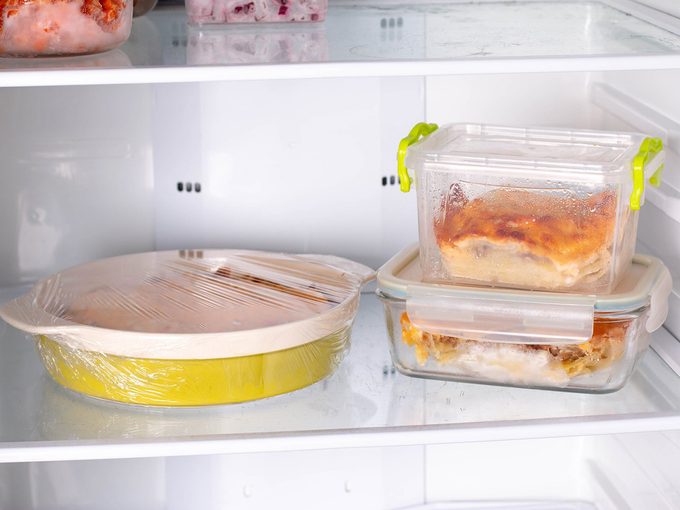 Voici des restants de repas dans le réfrigérateur