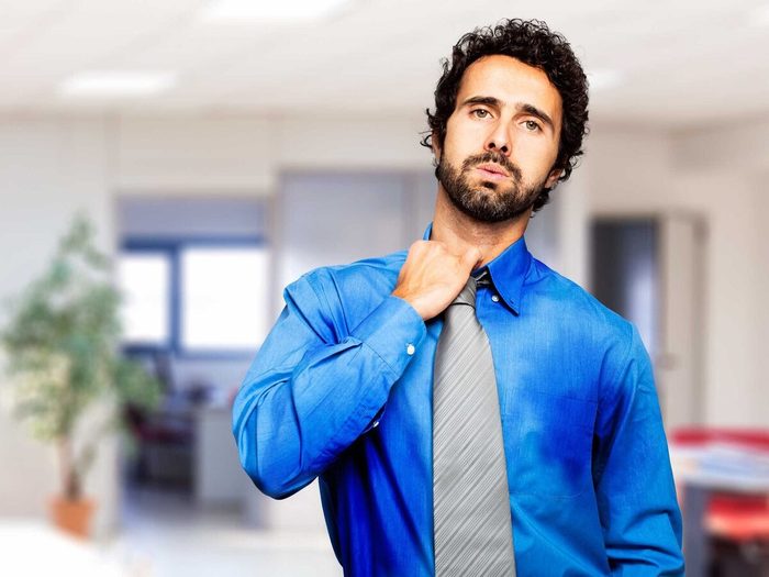 Un Homme En Chemise Cravate Etouffe Et A De La Difficulté A Respirer