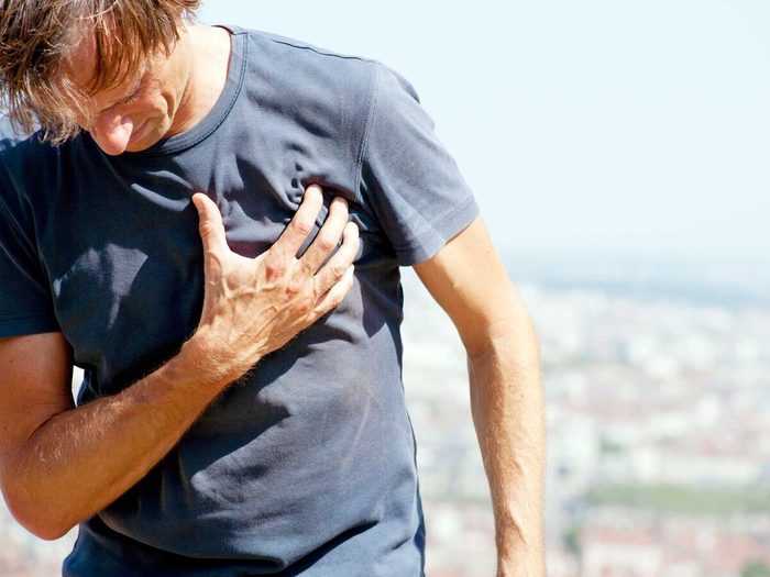 Un Homme Se Tient Le Coeur A Cause De Palpitations Cardiaques