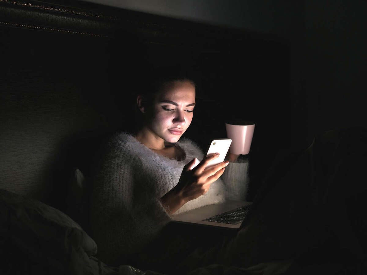 Une Femme Regarde Son Cellulaire La Nuit Lumiere Bleue Ecran