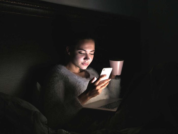 Une Femme Regarde Son Cellulaire La Nuit Lumiere Bleue Ecran