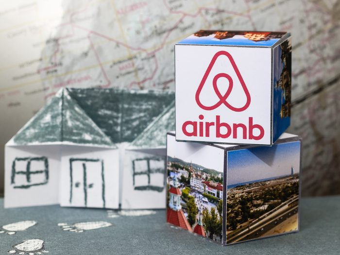 Si vous êtes locataire, vous devez avoir l’autorisation de votre propriétaire pour bien louer sur Airbnb.