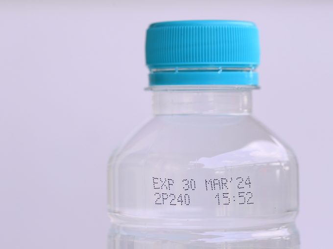 Les bouteilles d'eau ont-elles des dates d'expiration?