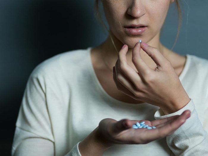 Une Femme Prend Des Pilules Bleues Medicaments