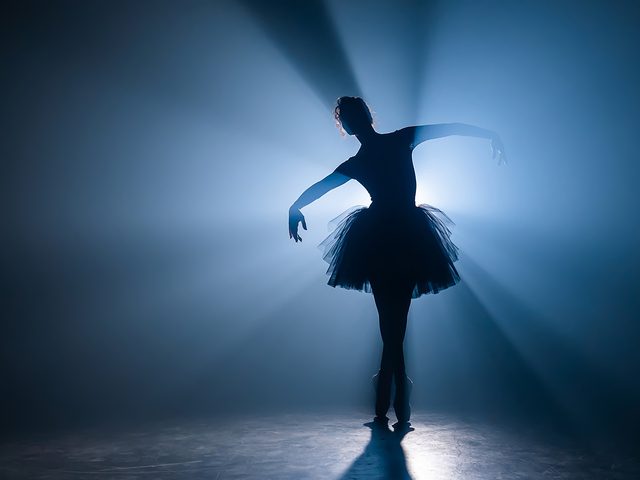 Une ballerine devant un jet de lumire blanche.