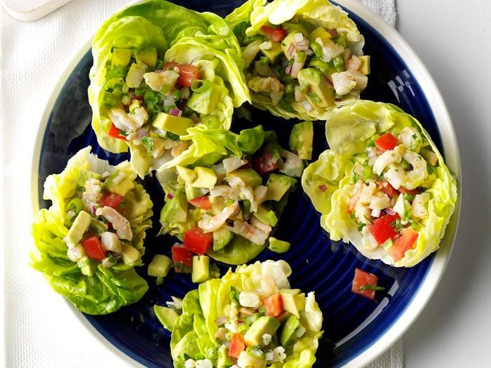 Salades repas: Salade de crevettes et avocat dans une laitue.
