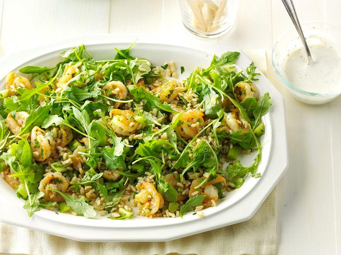 Salade repas d'épinards et de crevettes à l'ail.