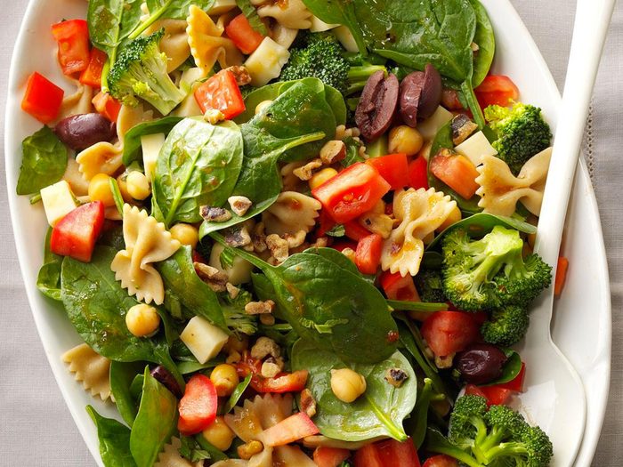Salades repas: Salade de pâtes papillon et épinards.
