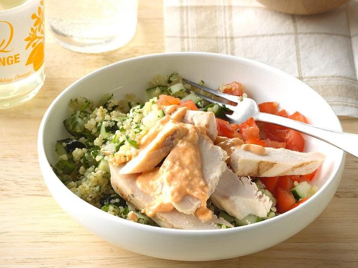Salades repas: Salade de poulet et quinoa.