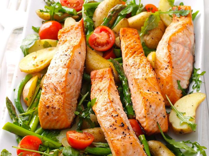 Salades repas: Salade de saumon et pommes de terre.