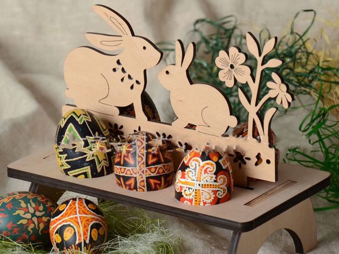 Parmi les décorations de Pâques, il y a ce support en bois